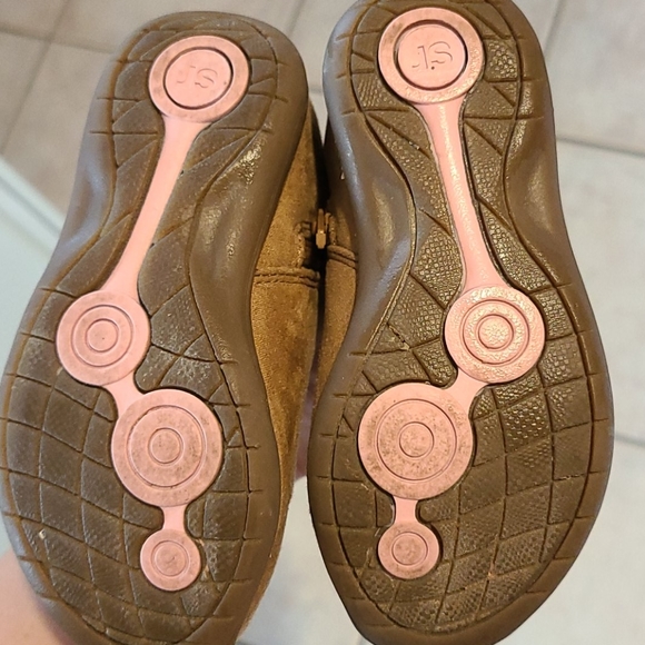 Boots - Picture 4 of 4